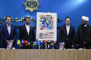  حسین دیوسالار معاون توسعه همکاری&zwnj;های علمی و فرهنگی سازمان فرهنگ و ارتباطات اسلامی و محمدحسین حجازی مدیرعامل منطقه فرهنگی و گردشگری عباس&zwnj;آباد در مراسم رونمایی از پوستر مسابقه بین&zwnj;المللی نقاشی &laquo;سورنا&raquo; با موضوع &laquo;ایران از نگاه کودکان ایرانی داخل و خارج از کشور&raquo;