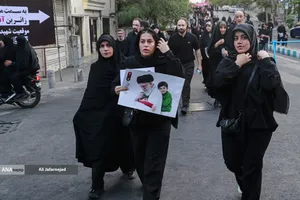 حرکت مردم عزادار بسمت مصلی تهران برای وداع با رهبر شهید انقلاب