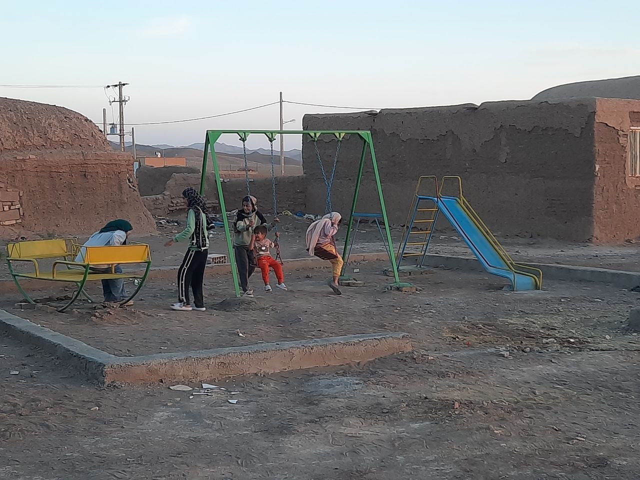 عیدیِ جهادگران به دانش‌آموزان عبدالملکی؛ مدرسه‌ای که با عطر رهبر شهید بنا شد
