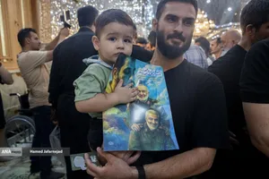 اجتماع مردم کنار مزار شهید سپهبد سلامی در ایام اربعین فرمانده دلاور سپاه اسلام