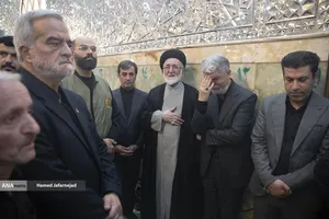 سیدعباس صالحی وزیر فرهنگ و ارشاد اسلامی و حجت&zwnj;الاسلام قاضی&zwnj; تولیت آستان مطهر حضرت عبدالعظیم در مراسم تشییع و تدفین پیکر مطهر دانشمند هسته&zwnj;ای شهید محمدمهدی طهرانچی رییس دانشگاه آزاد اسلامی و همسر گرانقدرش شهیده مژگان قراویری در حرم حضرت عبدالعظیم حسنی(ع)