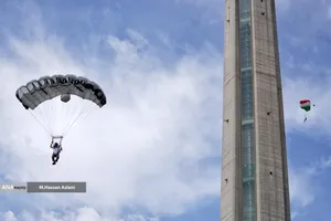  پرش چتربازان از برج میلاد به مناسبت ۱۲ فروردین 