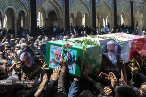 تشییع و تدفین پیکر مطهر دانشمند هسته&zwnj;ای شهید محمدمهدی طهرانچی رییس دانشگاه آزاد اسلامی و همسر گرانقدرش شهیده مژگان قراویری در حرم حضرت عبدالعظیم حسنی(ع)