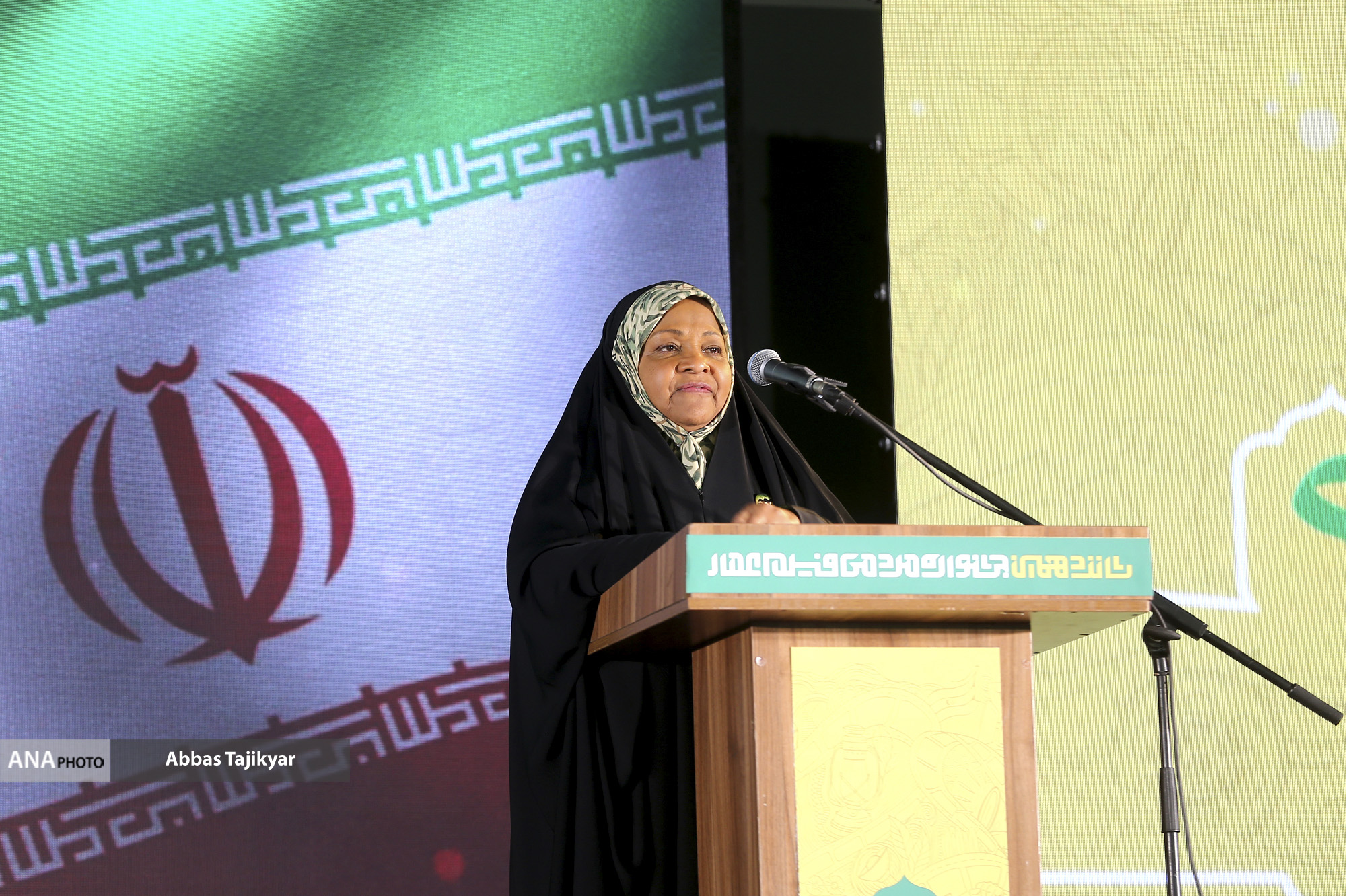 تقدیر از علیرضا دبیر در افتتاحیه شانزدهمین جشنواره فیلم عمار تقدیر از علیرضا دبیر در افتتاحیه شانزدهمین جشنواره فیلم عمار