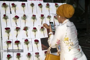 بازدید خبرنگاران خارجی از آثار به&zwnj;جامانده از حمله موشکی رژیم صهیونیستی به ساختمان شیشه ای صدا و سیما که در تاریخ ۲۴ تیرماه صورت گرفت