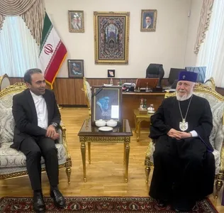 ادای احترام اسقف اعظم ارامنه به مقام رهبر شهید ایران