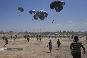 مردم گرسنه غزه برای رسیدن به کمک&zwnj;های غذایی، کیلومترها پیاده&zwnj;روی می&zwnj;کنند