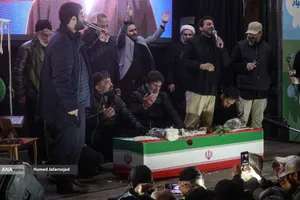 مراسم وداع با پیکر مادر شهیدان افراسیابی در چهارراه نبرد خیابان پیروزی