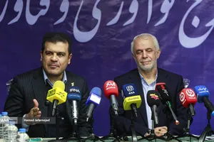 حسین افشین معاون علمی، فناوری و اقتصاد دانش&zwnj;بنیان رئیس جمهور و سعید اوحدی رئیس بنیاد شهید و امور ایثارگران در مراسم افتتاح برج فناوری و نوآوری ایثار و شاهد