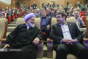 ابوالفضل نجارزاده مدیرعامل بانک ملی ایران و حجت الاسلام غلامرضا مصباحی مقدم عضو مجلس خبرگان رهبری در آیین رونمایی از خدمات و محصولات دیجیتال بانک ملی 