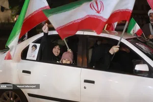 مراسم وداع با شهدای ناوشکن دنا و حمایت از نیروهای مسلح با حضور دکتر بیژن رنجبر و دانشگاهیان دانشگاه آزاد اسلامی استان تهران و اقشار مختلف مردم - میدان فردوسی تهران