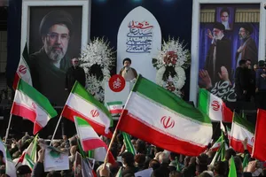 بیعت مردم با آیت&zwnj;الله سید مجتبی خامنه&zwnj;ای سومین رهبر جمهوری اسلامی ایران