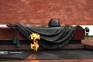 آرامگاه سرباز گمنام و شعله ابدی؛ یادمانی که پیکر مدافعان گمنام مسکو در سال ۱۹۴۱ را در خود جای داده است. روی سنگ گرانیتی این یادبود نوشته شده: &laquo;نامت ناشناس است، اما فداکاری&zwnj;ات جاودانه.&raquo;