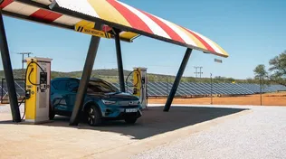 مزایای تلفیق انرژی خورشیدی با ایستگاه‌های شارژ خودرو‌های برقی