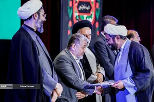 تجلیل از برگزیدگان سی و نهمین دوره جشنواره قرآن و عترت دانشجویان توسط بیژن رنجبر، رئیس دانشگاه آزاد اسلامی