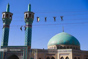 انجام حرکات رزمی و نمایشی در حاشیه مراسم آیین اعطای نشان فداکاری ارتش به پنج تن از خانواده&zwnj;های شهدا