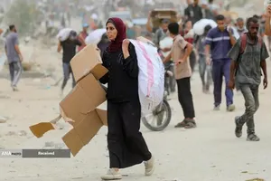 مردم گرسنه غزه برای رسیدن به کمک&zwnj;های غذایی، کیلومترها پیاده&zwnj;روی می&zwnj;کنند