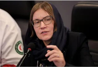 بازدید رئیس کمیته بین‌المللی صلیب سرخ از مناطق غیرنظامی آسیب‌دیده در جنگ تحمیلی سوم