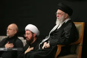 مراسم عزادارای شب عاشورای حسینی(ع) در حسینیه امام خمینی(ره) با حضور رهبر معظم انقلاب