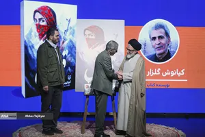 حجت الاسلام سیداسماعیل خطیب وزیر اطلاعات و کیانوش گلزار راغب در آیین رونمایی از کتاب &laquo;قندیل&raquo;