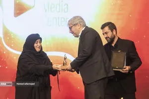 تجلیل از هومن خلیلی، کارگردان خبر در مراسم بزرگداشت شهدای رسانه در نبرد با رژیم صهیونیستی