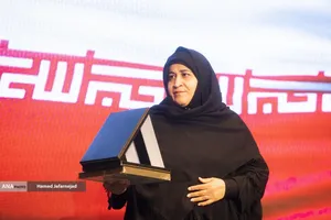 تجلیل از همسر شهید نیما رجب پور با حضور پیمان جبلی رییس سازمان صدا و سیما در مراسم بزرگداشت شهدای رسانه در نبرد با رژیم صهیونیستی