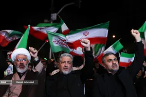 مراسم وداع با شهدای ناوشکن دنا و حمایت از نیروهای مسلح با حضور دکتر بیژن رنجبر و دانشگاهیان دانشگاه آزاد اسلامی استان تهران و اقشار مختلف مردم - میدان فردوسی تهران