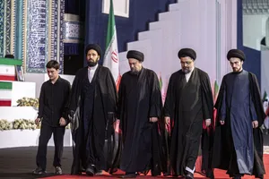 ادای احترام نوادگان امام خمینی(ره) و مقامات و مسئولان خارجی به پیکر امام شهید 