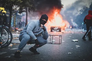 تظاهرات شنبه در پاریس به درگیری و خشونت میان پلیس ضد شورش و معترضان کشیده شد