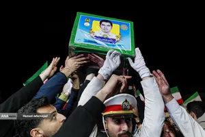 مراسم وداع با شهدای ناوشکن دنا و حمایت از نیروهای مسلح با حضور دکتر بیژن رنجبر و دانشگاهیان دانشگاه آزاد اسلامی استان تهران و اقشار مختلف مردم - میدان فردوسی تهران