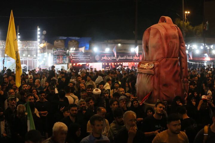 نصب المان «کوله‌پشتی صورتی» به یاد کودکان شهید میناب در نجف