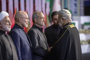 ادای احترام مقامات و مسئولان خارجی عمان به پیکر امام شهید 