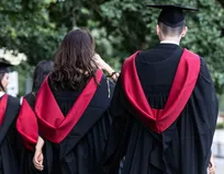 فارغ‌التحصیلان بریتانیا در معرض بحران مالی: بازپرداخت وام از درآمدهای پایین‌تر آغاز می‌شود