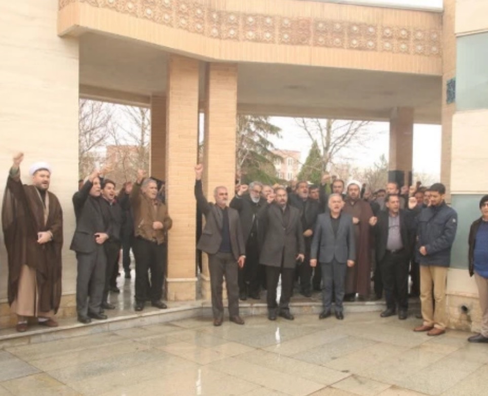 قیام مردم عزادار ایران اسلامی در سوگ امام شهید امت؛ از کولاک زیر کولاک برف تا قیام در عزای امام شهید امت/ دانشگاهیان دوباره به پاخاستند قیام مردم عزادار ایران اسلامی در سوگ امام شهید امت؛ از کولاک زیر کولاک برف تا قیام در عزای امام شهید امت/ دانشگاهیان دوباره به پاخاستند