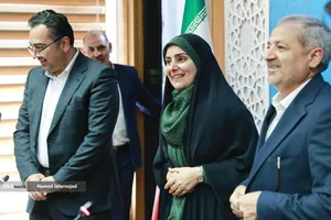 علیرضا کاظمی، وزیر آموزش و پرورش و فرزانه صادق مالواجِرد وزیر راه و شهرسازی در مراسم امضای تفاهم&zwnj;نامه همکاری حوزه مسکن فرهنگیان