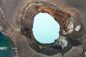 دهانه آتشفشان ویتی در Askja در پارک ملی Vatnajokull، ایسلند