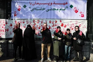 بیعت مردم با آیت&zwnj;الله سید مجتبی خامنه&zwnj;ای سومین رهبر جمهوری اسلامی ایران