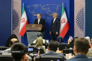 حضور سیدعباس عراقچی وزیر امورخارجه بمناسبت روز خبرنگار در جلسه هفتگی سخنگوی وزارت خارجه