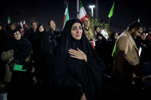 وداع با پیکر شهدای ناوشکن دنا در میدان دریاچه