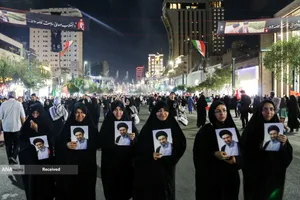 زائران حرم رضوی در انتظار وداع تاریخی با رهبر شهید امت