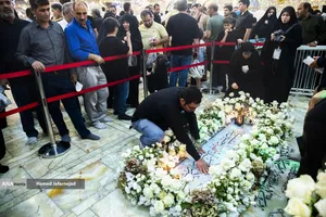 اجتماع مردم کنار مزار شهید سپهبد سلامی در ایام اربعین فرمانده دلاور سپاه اسلام