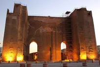 ارک تاریخی تبریز مطابق برنامه و هم‌زمان با سایر بنا‌های تاریخی استان پذیرای گردشگران است/ افزایش ساعات بازدید در ایام پیک سفر