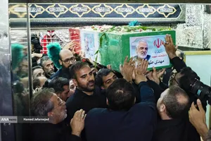 تشییع و تدفین پیکر مطهر دانشمند هسته&zwnj;ای شهید محمدمهدی طهرانچی رییس دانشگاه آزاد اسلامی و همسر گرانقدرش شهیده مژگان قراویری در حرم حضرت عبدالعظیم حسنی(ع)