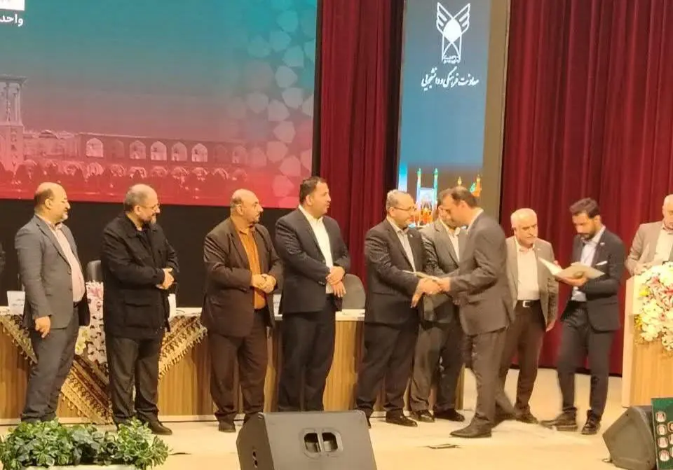 تجلیل از معاون فرهنگی دانشجویی دانشگاه آزاد قزوین به پاس کسب رتبه عالی در فعالیت‌های فرهنگی
