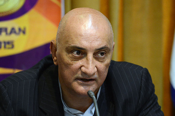 مگر قحط‌الرجال است که دبیر فدراسیون، سرپرست هیأت شود؟/داوری برای مدیریت خانواده بزرگ بسکتبال کوچک است