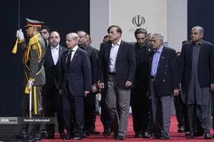 ادای احترام مقامات و مسئولان خارجی به پیکر امام شهید 