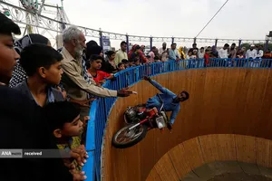 موتورسواری در چاه مرگ در کراچی، پاکستان