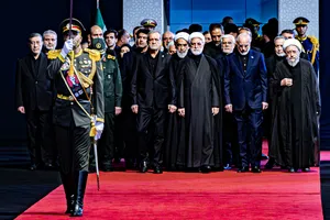 ادای احترام سران سه قوه ، مقامات و مسئولان به پیکر امام شهید 
