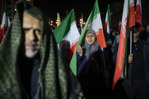 وداع با پیکر شهدای ناوشکن دنا در میدان دریاچه