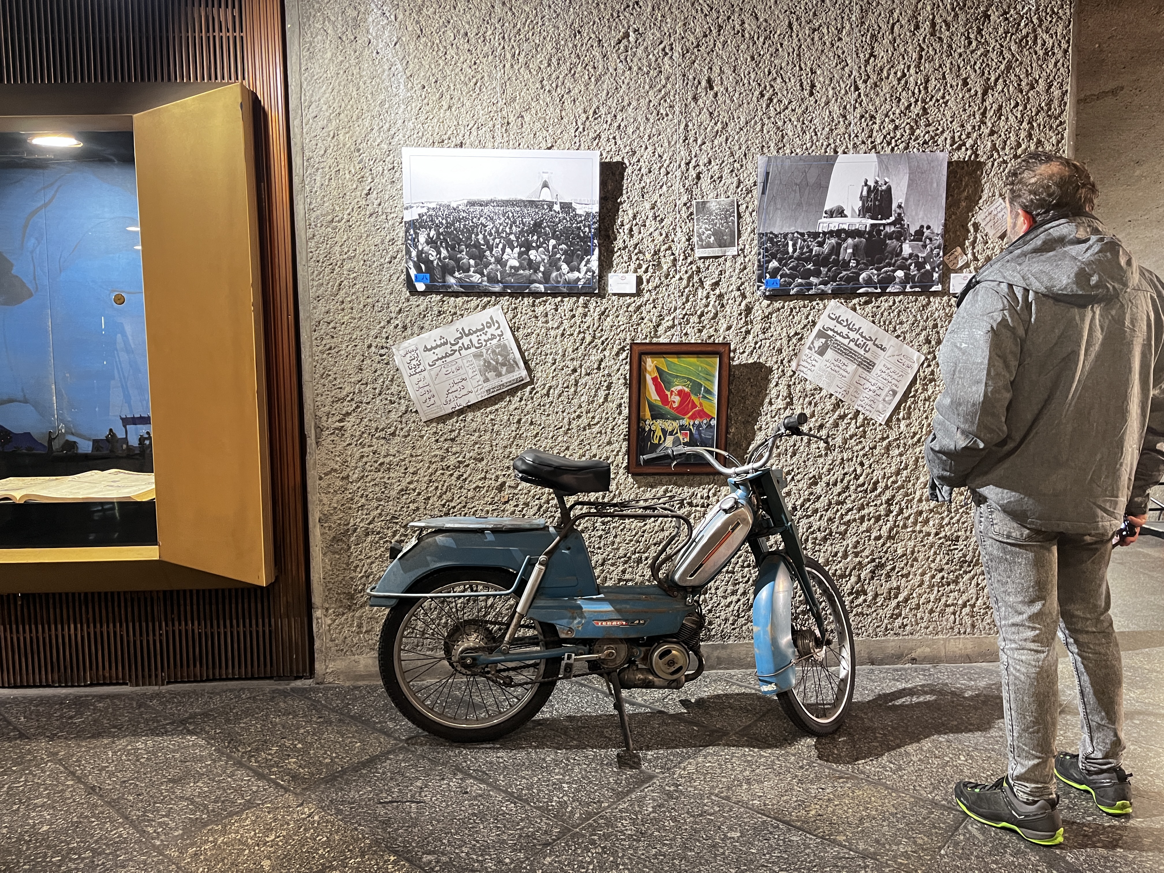 نمایشگاه عکس را به یک جریان هنری تبدیل کردیم/ روایت مدیر برج آزادی از نمایشگاه «میدان ایران»